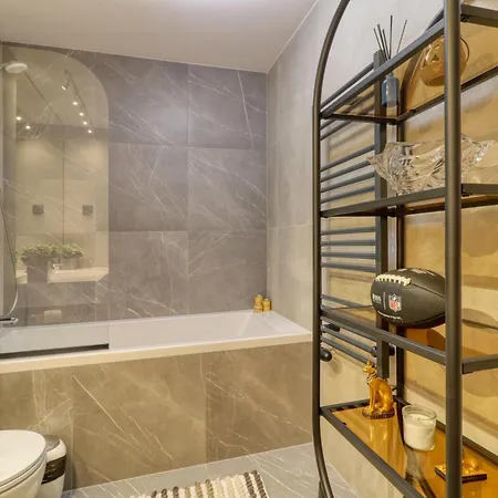 Prestige Views: Luxury Retreat *