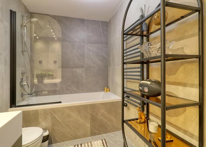 Prestige Views: Luxury Retreat *